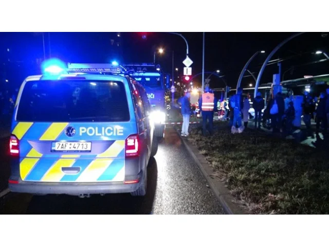 Policejní auto srazilo v Plzeňské ulici v Praze chodce, ten na místě zemřel