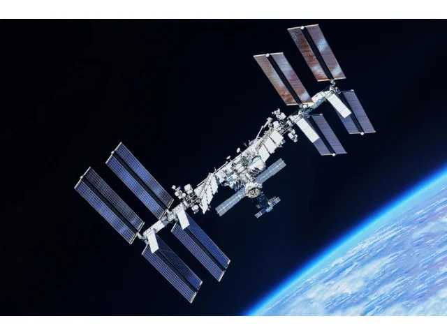 Mezinárodní vesmírná stanice slaví 25 let nepřetržité lidské přítomnosti na oběžné dráze. Míří k zániku