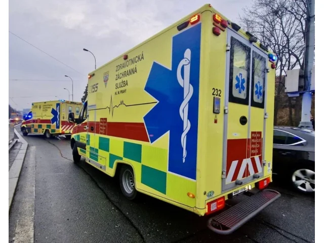 Boj sanitek s pražským dopravním peklem. Záchranáři popisují dramatické situace