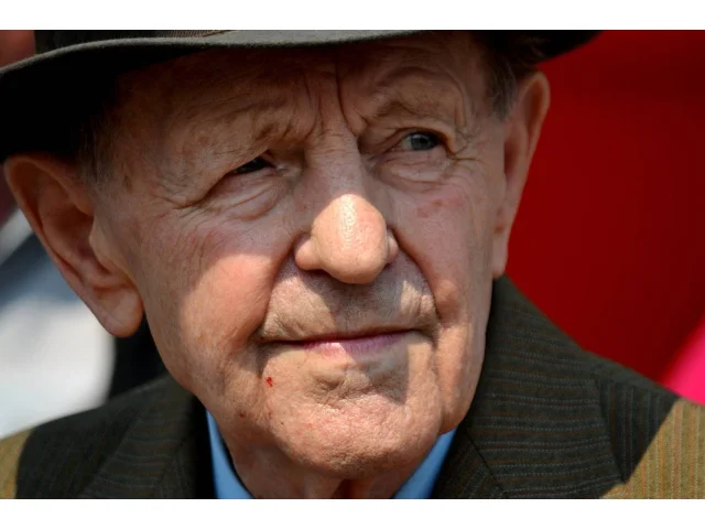 Chtěli si zachránit kůži, tak obětovali stranu. Před 36 lety Miloš Jakeš ve sněmovně potvrdil konec vedoucí úlohy KSČ