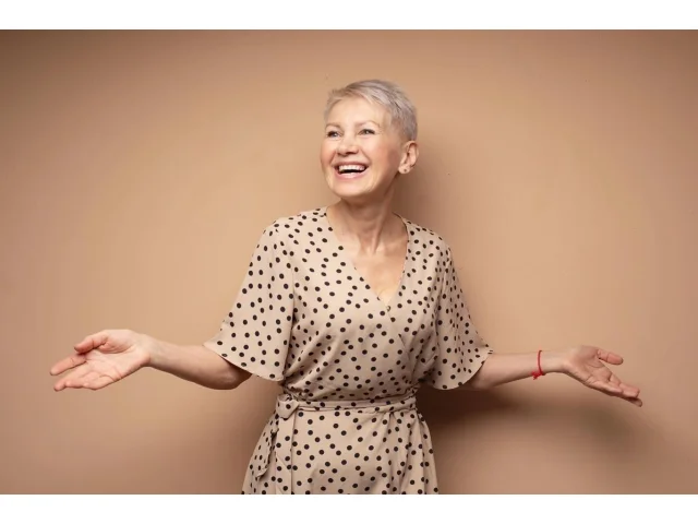 Účesy pro řídnoucí vlasy po šedesátce. Šik, moderní a omlazující, navíc se snadno udržují