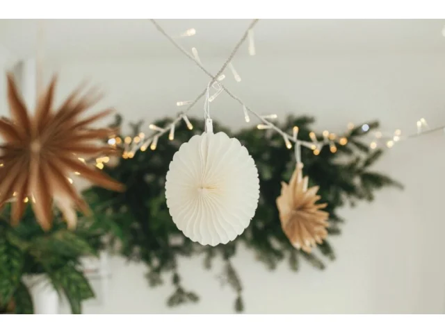 Skandinávské vánoční ozdoby z papíru: hvězdy, vějíře a jemné světlo v oknech