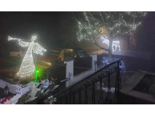Řitka se rozzářila. Na světelnou dekoraci Heleny Vondráčkové se chodí dívat celé okolí