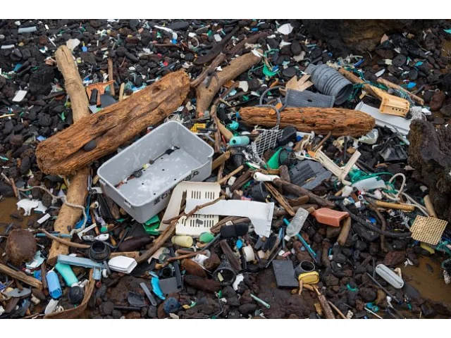 Pláže na Jadranu zaplavily tuny odpadu. Přihnaly je tam silné zimní bouře