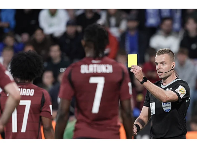 Zase si nezapíská? Chybující Rouček je sudí, který nerad vylučuje