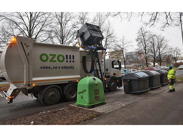 Samy se zavírají, pojmou třikrát víc odpadu. V Ostravě testují nové kontejnery
