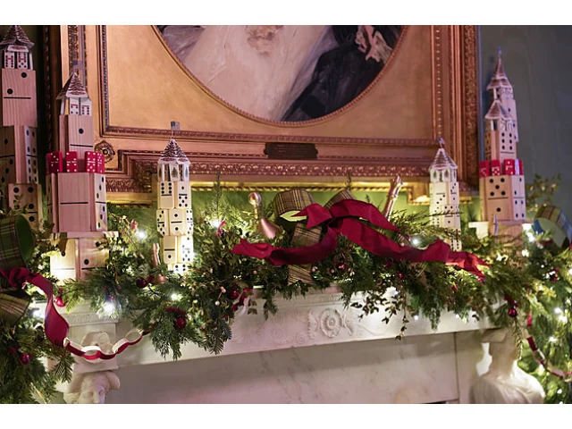 Trump z lega nebo motýlí věnce. Melania ukázala vánoční dekorace v Bílém domě