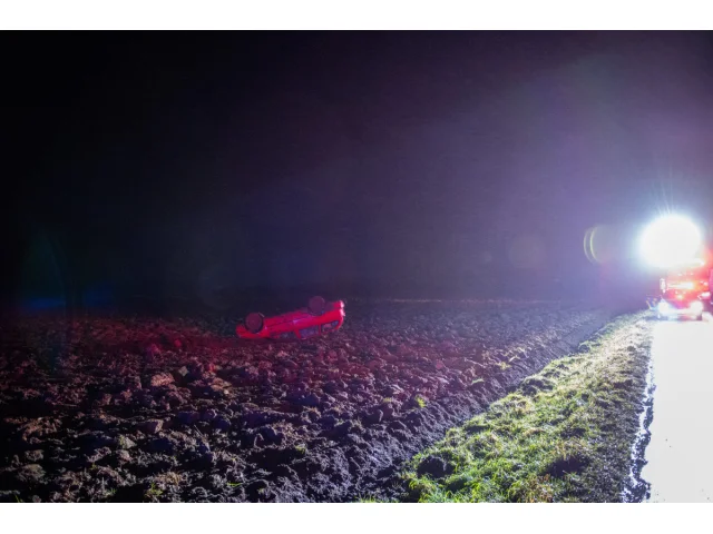 Řidič pod vlivem alkoholu skončil v noci se škodovkou u Prahy v poli