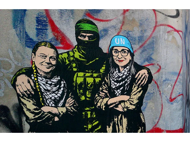 Thunbergová v objetí s teroristou. Italský umělec provokuje nástěnnou malbou
