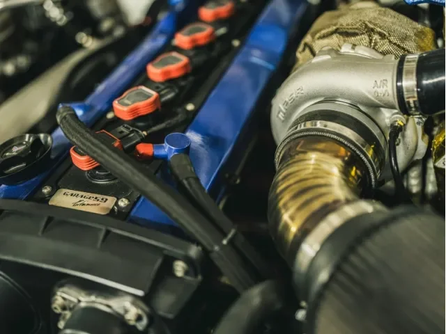 Evropská komise chce zmírnit zákaz spalovacích motorů a dát šanci moderním technologiím