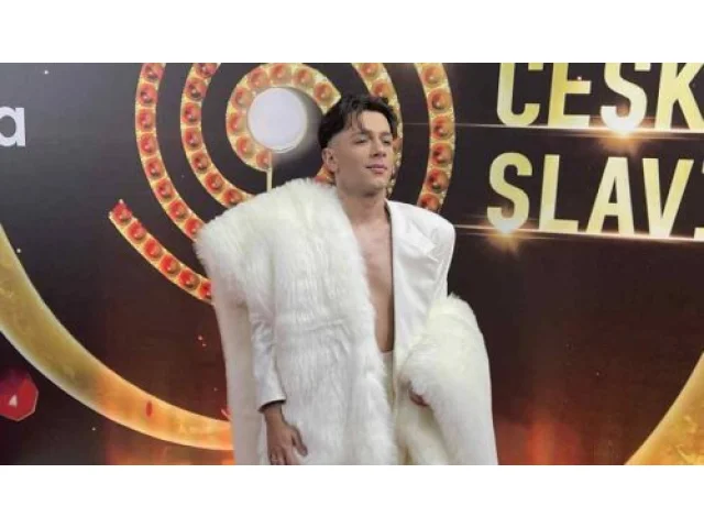 Jan Bendig zareagoval na kritiku svého bílého outfitu na Slavících. Fanouškům tím vyrazil dech