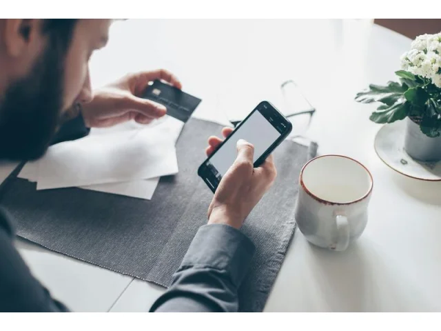 Lidé, kteří věří falešným AI příspěvkům na sociálních sítích jsou téměř pětkrát náchylnější k podvodům, ukazuje nový průzkum Visa