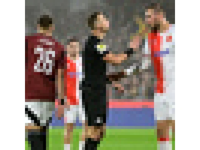 Sparťan Vydra měl v derby dostat červenou kartu, uvedla komise rozhodčích