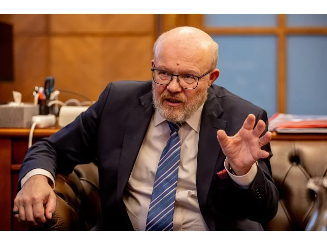 Ředitelé fakultních nemocnic projdou bezpečnostní prověrkou, rozhodl Válek