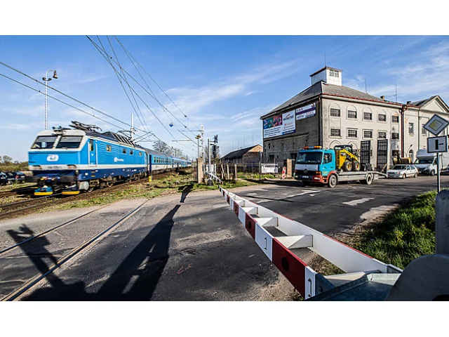 Na přejezdu v Křižanovicích se srazilo auto s vlakem, dvacetiletá řidička zemřela