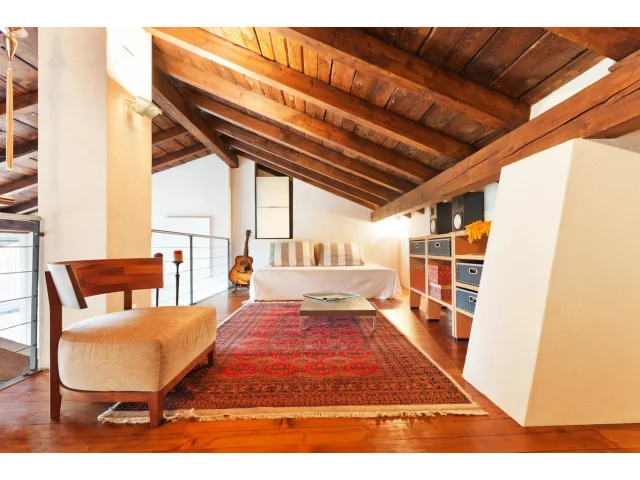 Zkosený prostor půdy je vždy výzva: Tipy designérů, jak s ním naložit útulně a nezanevřít na úsporu místa