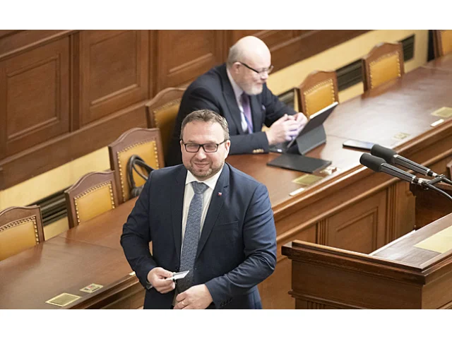 Poslanci jednají o zásadní změně dávek. Má se víc posuzovat příjem i majetek