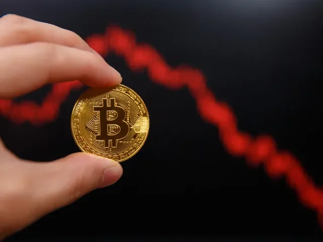 Po Trumpově prohlášení padla cena kryptoměn. Bitcoin spadl hluboko pod 100 000 dolarů