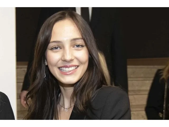 U chrámu i na pláži: Charlotte Ella Gottová rozbouřila vody sociálních sítí svými fotkami z dovolené