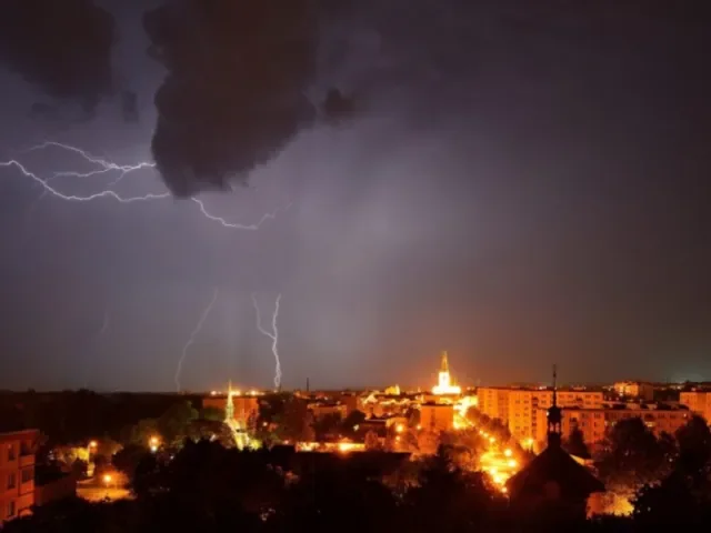 Počasí se zblázní. Česko zasáhnou silné bouřky s přívalovým deštěm, větrem a kroupami