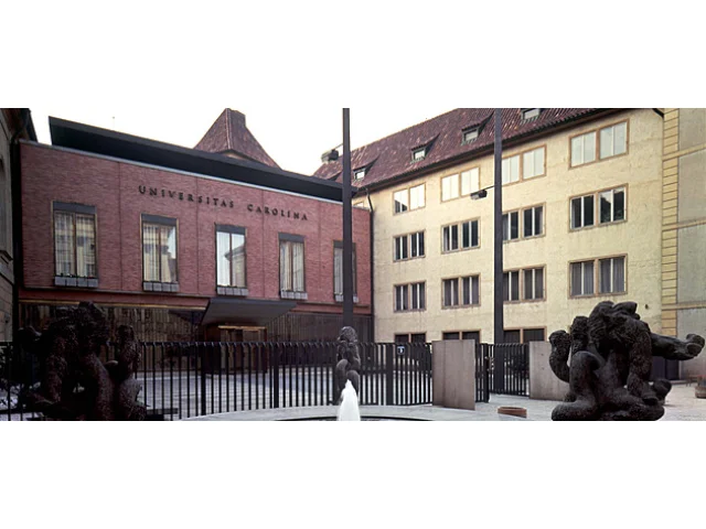 Rektorka UK se po skandálu s pochybným odůvodněním odměn zbavuje své mluvčí