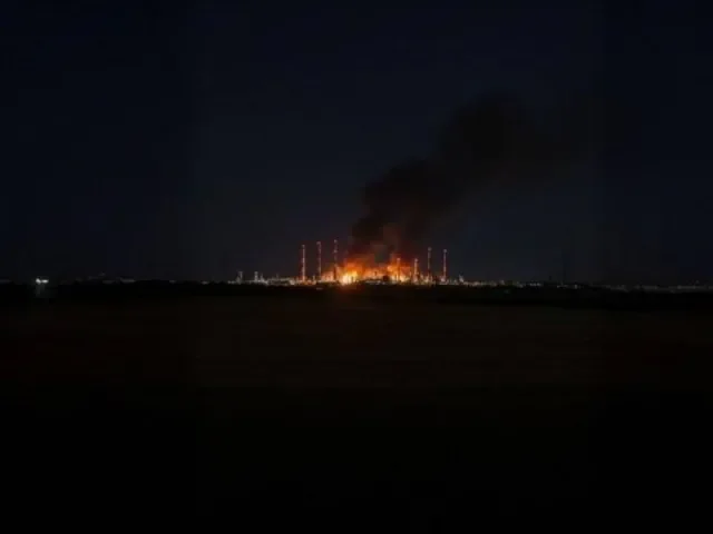 Ukrajina zaútočila na ruskou rafinerii a plynárenský závod. Údery měly zasáhnout klíčové výrobní jednotky