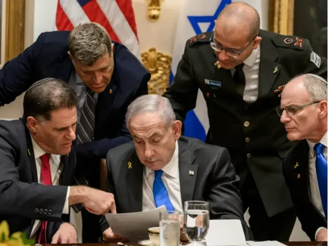 Izrael se dohodl s Hamásem. Rukojmí se mají vrátit v pondělí, vojáci se stáhnou