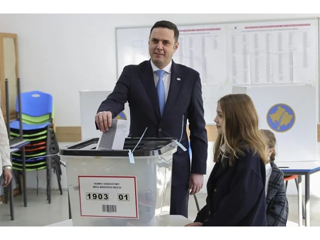 Parlamentní volby v Kosovu vyhrála podle odhadů strana premiéra Kurtiho