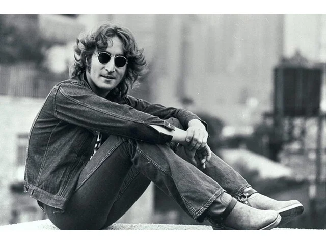 Geniální vizionář a rebel John Lennon snil o míru. Místo toho přišla rána, která šokovala celý svět