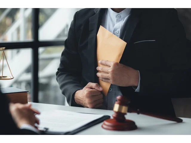 Česko si o pět míst pohoršilo v žebříčku vnímané korupce, je 46. První je Dánsko