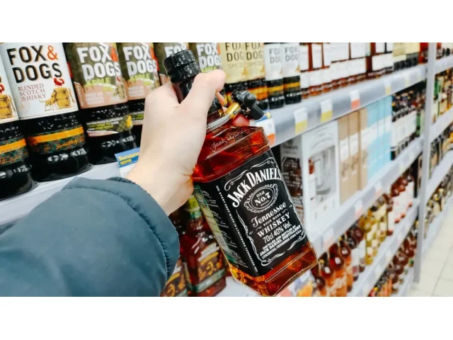 Kanaďané kvůli clům stahují z regálů americký alkohol. USA se děsí, že se k bojkotu přidá i Mexiko