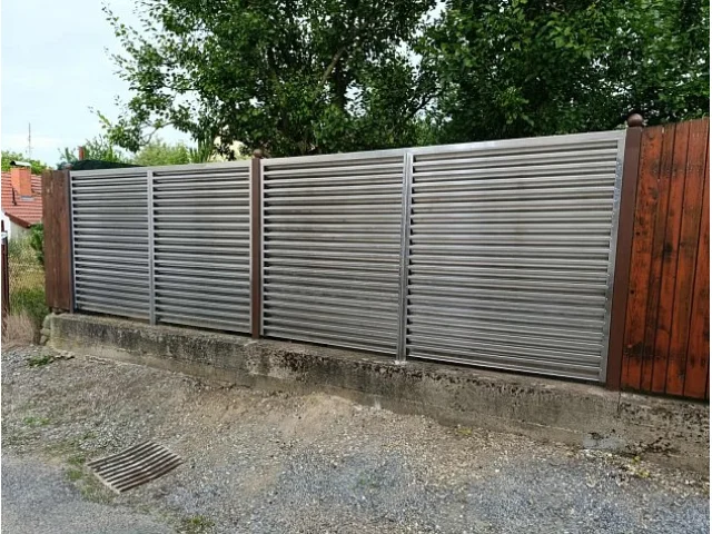 Hliníkový plot na celý život. Kutil si ho postavil sám a za zajímavou cenu