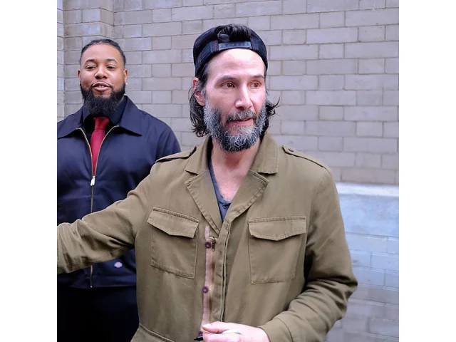 Keanu Reeves na Paris Fashion Week dorazil ve svém stylu a ostatní jen zírali!