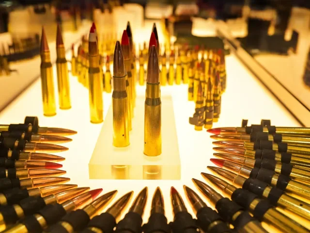 Rána do zad Kremlu: Srbské zbrojovky i přes neutralitu dodávají munici Ukrajině, Česko to pomáhá zprostředkovat