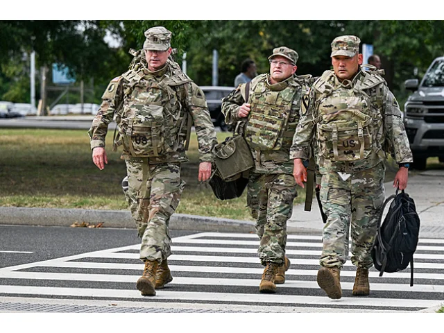 Členové Národní gardy ve Washingtonu začali na pokyn ministra nosit zbraně