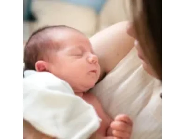 Válek zavádí nový systém péče: Ženy po porodu dostanou tři hrazené návštěvy porodní asistentky