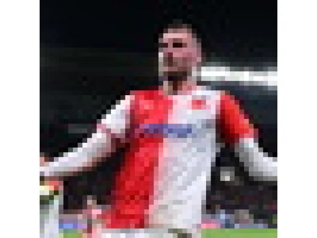 Chorý ze Slavie měl v derby s Duklou dostat podle komise dvě žluté karty