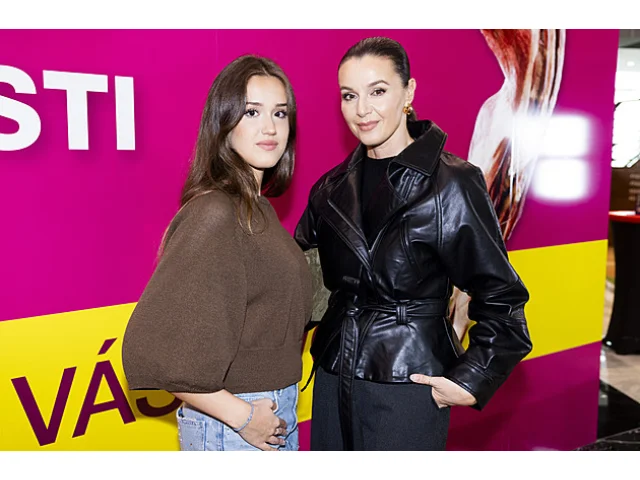 Hložkův syn v obklopení missek, Kubelková s mladší dcerou: Hvězdy otevřely výstavu těl