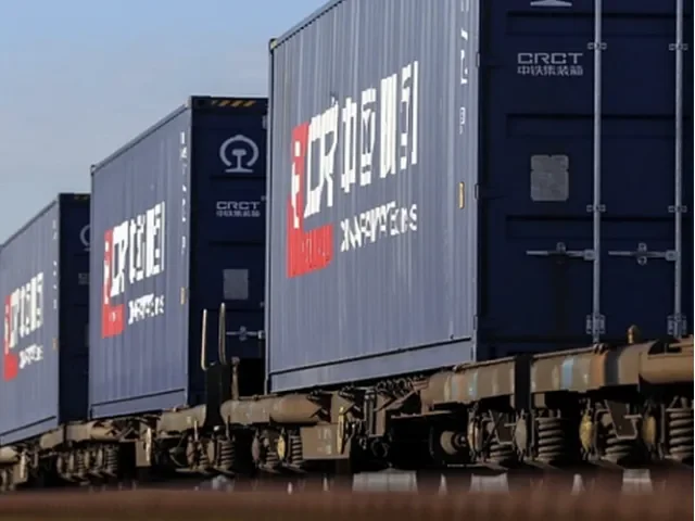 Čína a Kazachstán otevřely železnici do Evropy. Obchází Rusko, to „není nadšeno“