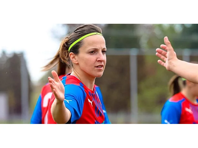 Nejčastěji dělám hráčkám psychologa, říká agentka Nehodová. Co jí radí slavný děda?