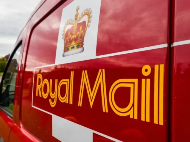 Britská pošta ovládaná Křetínského firmou dostala rekordní pokutu za pozdní doručování zásilek
