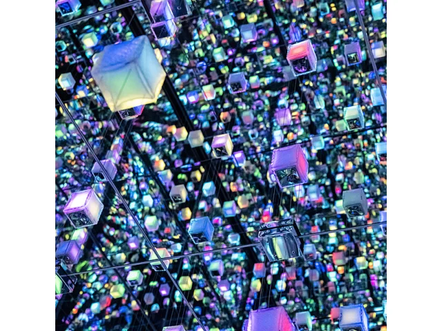 Nekonečná místnost i ujíždějící podlaha. Signal Space v Praze zve na digitální umění