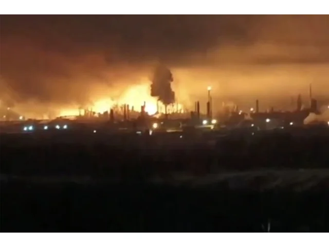 Ukrajina kvůli útoku nouzově vypínala elektřinu. V Rusku hořela rafinérie