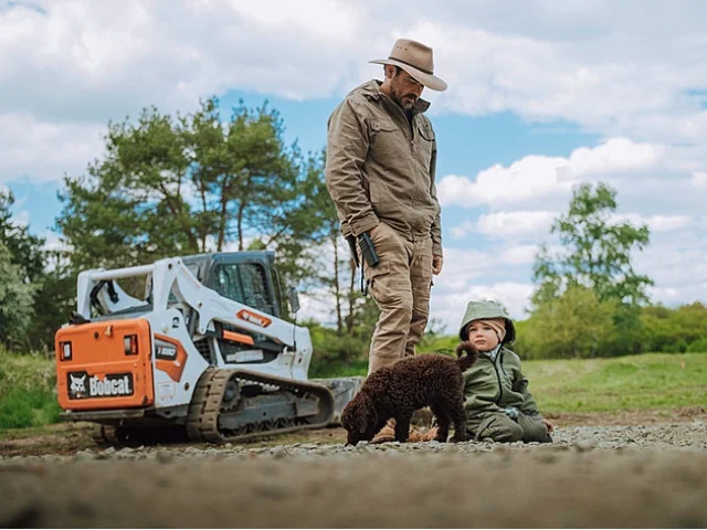 Bobcat pomáhá uskutečnit životní sen Vojty Kotka – buduje biofarmu v přímém přenosu