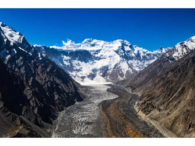 Obří kolaps velkého ledovce z nejvyšší hory Tádžikistánu