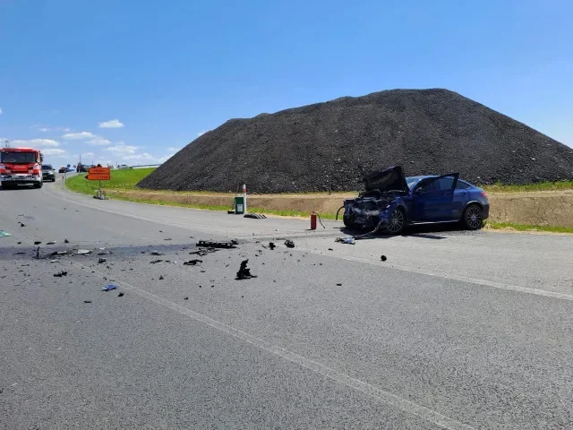 Autobus se čelně střetl s autem. Na místě je přes 20 zraněných