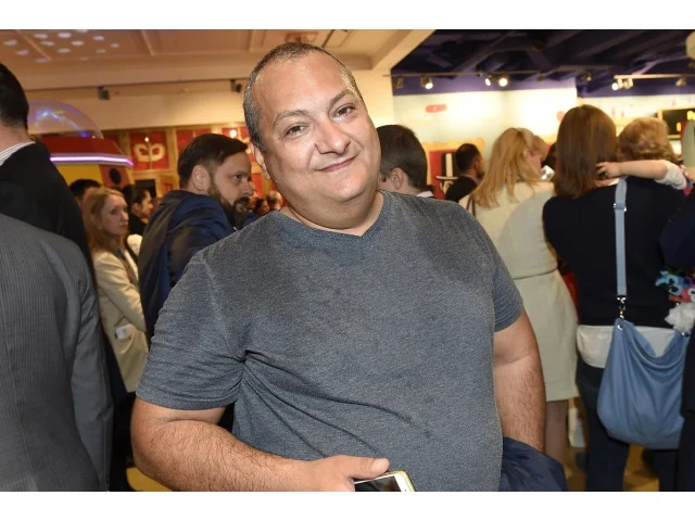 Patrik Hezucký se odstěhoval do dřevěné chatky za Prahou: Na stísněném prostoru má saunu i vířivku