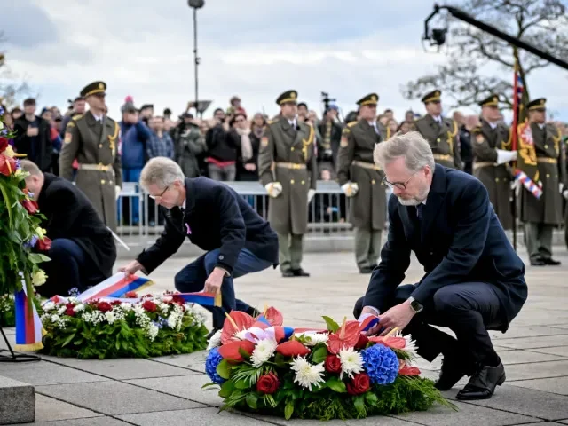 OBRAZEM: Pieta na Vítkově za přeletu letounů, Pavel povýšil osm nových generálů