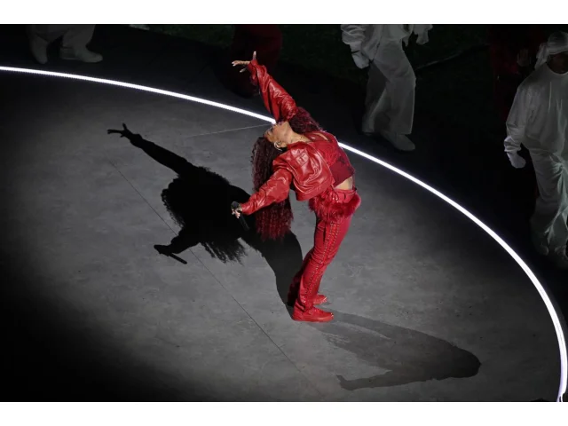 Super Bowl 2025: Vypískaná Taylor Swift, kontroverzní show a milionové reklamy na největší sportovní akci