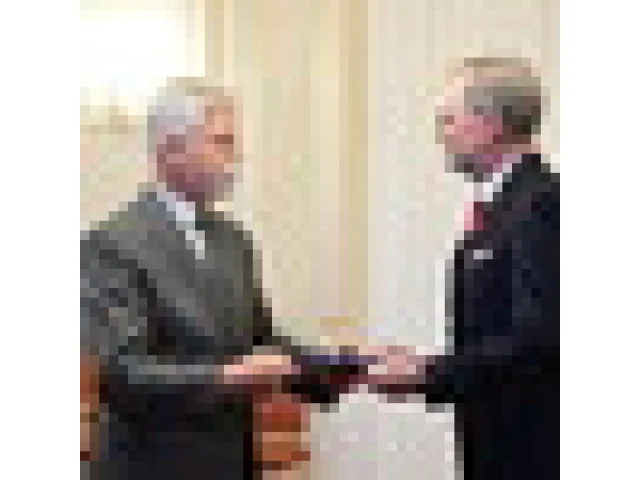 Pavel přijal demisi vlády, pověřil ji k prozatímnímu vykonávání funkce